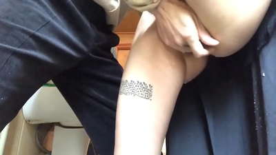 Chwistrellu yn ystafell ymolchi yr ysgol, orgasm ewynnog go iawn - gwnaeth fy athro ei orau